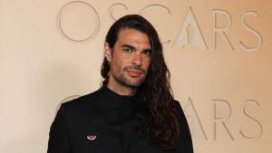 Oliver Laxe en la alfombra roja de los premios Oscar 2026
