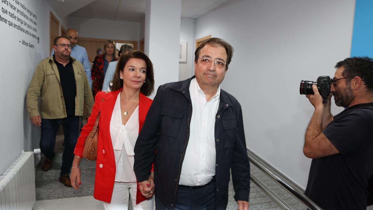 Guillermo Fernández Vara con su esposa, María Luisa Martínez, la noche electoral en Mérida.
