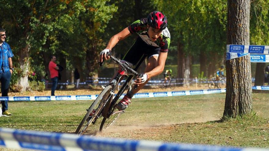 Adrián Barros, del Coruxo, fue uno de los gallegos que se subió al podio. // FDV