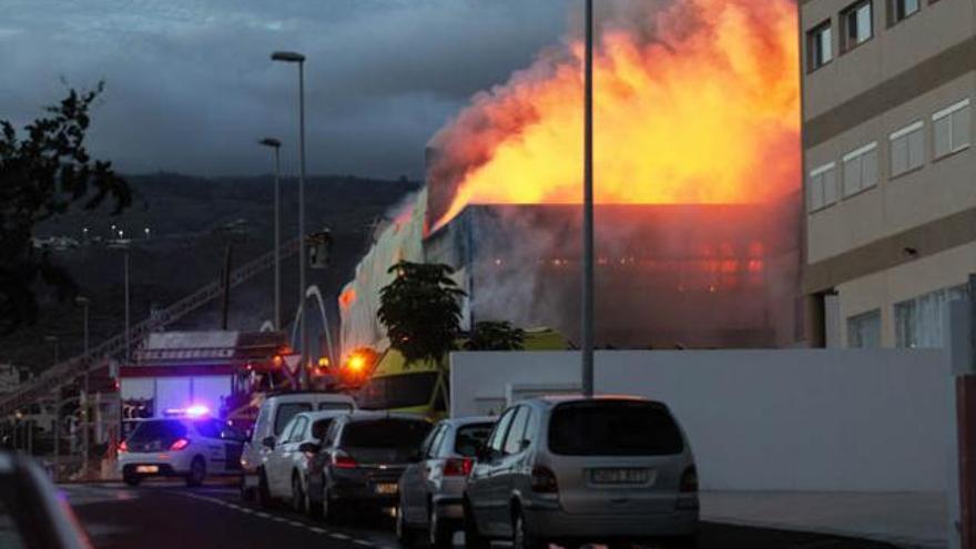 El fuego en el interior de la nave durante las tareas de extinción a cargo del amplio dispositivo de bomberos. | gerard zenou