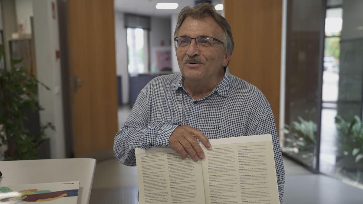Domingo Sanz muestra el libro, usado en muchos institutos de España.