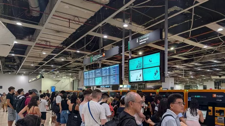 A PIE DE CALLE | Colas y aglomeraciones en la estación de Sants a poco más de una hora del eclipse