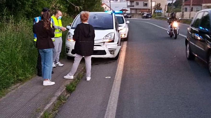 El coche dañado tras el impacto con un jabalí.   | // S.A.