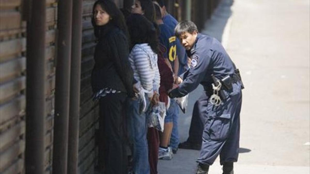 En la frontera 8 Inmigrantes mexicanos a punto de ser deportados a México desde Tijuana.