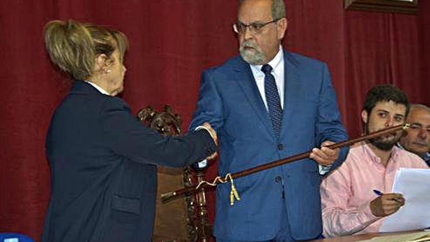 La popular Angelines Domínguez entrega el bastón de mando a José Manuel Pilo en Fermoselle.