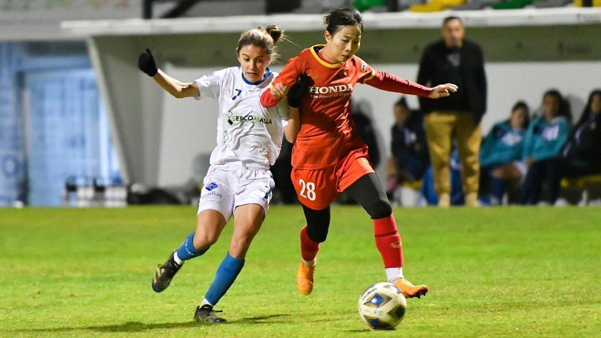 Lance del partido entre el Pozoalbense y la selección de Vietnam.