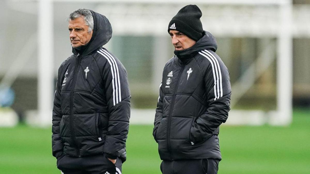 Carlos Carvalhal, ayer en Afouteza, con Joao Ferreira (izda.), segundo entrenador del Celta. |  // RCCV