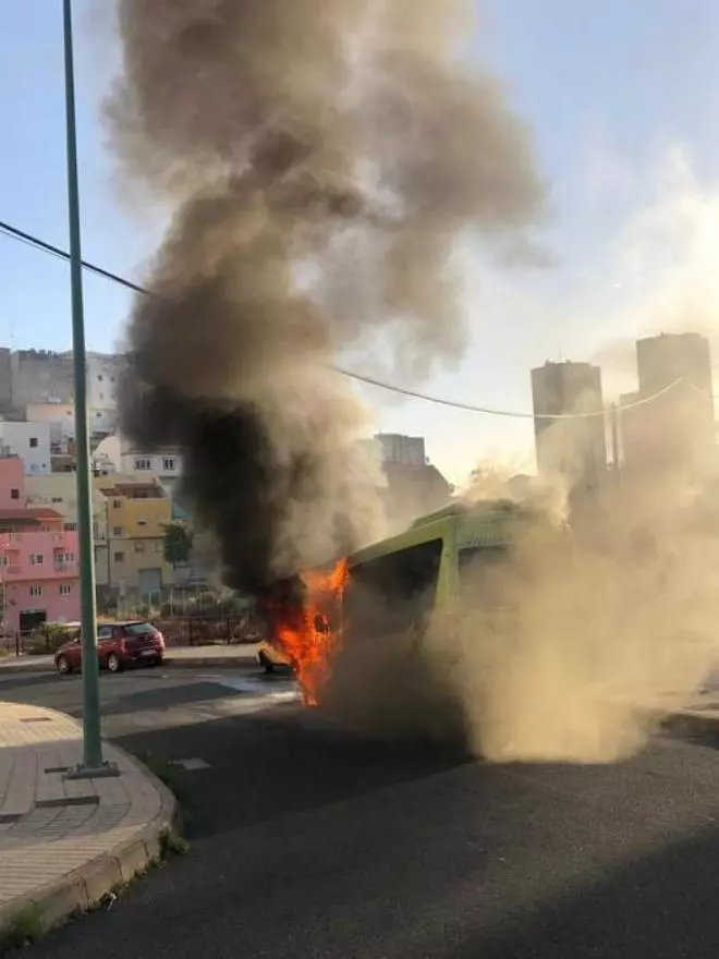 Aparatoso incendio de una guagua en Pedro Hidalgo