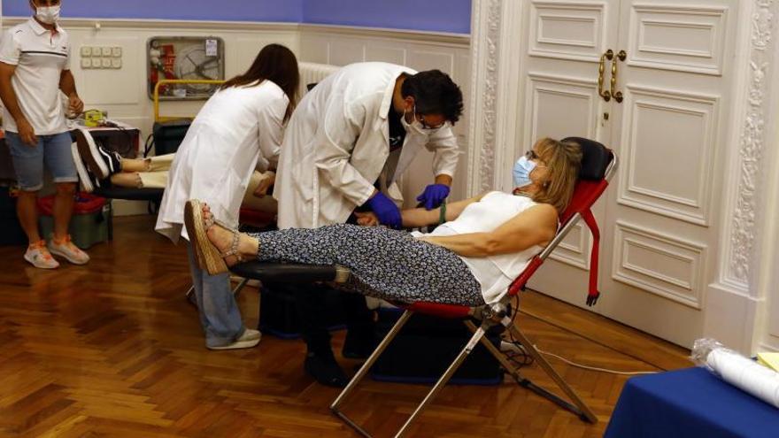 Una mujer dona sangre en Zaragoza, el pasado mes de junio, con motivo del Día del Donante.