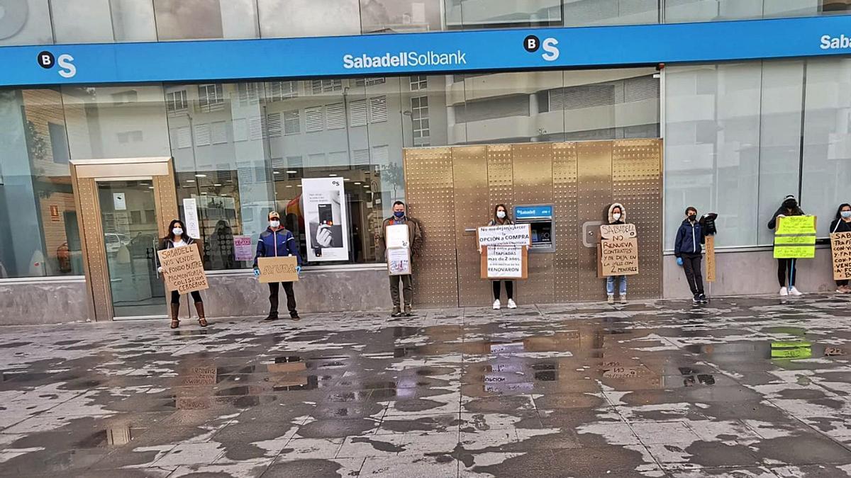 Las familias de Cala de Bou siguen luchando contra su desahucio