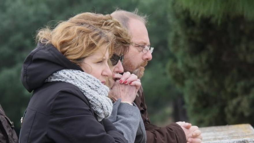 Los padres de Marta del Castillo, durante una búsqueda de la joven en el Guadalquivir (EDUARDO BRIONES / EUROPA PRESS).