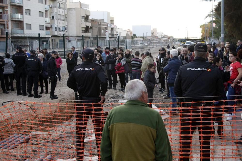 Una nueva zanja en las obras del AVE vuelve a reunir a los vecinos en las vías