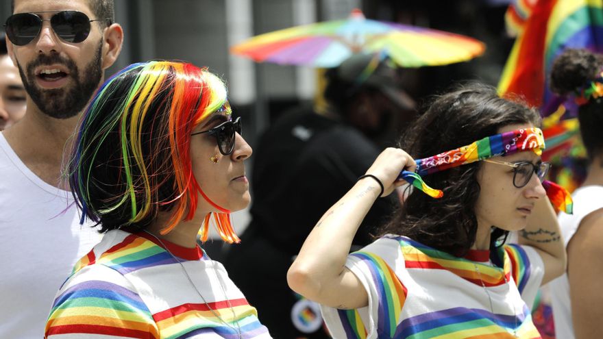 Vox busca impedir que la bandera gay se exhiba en sitios públicos