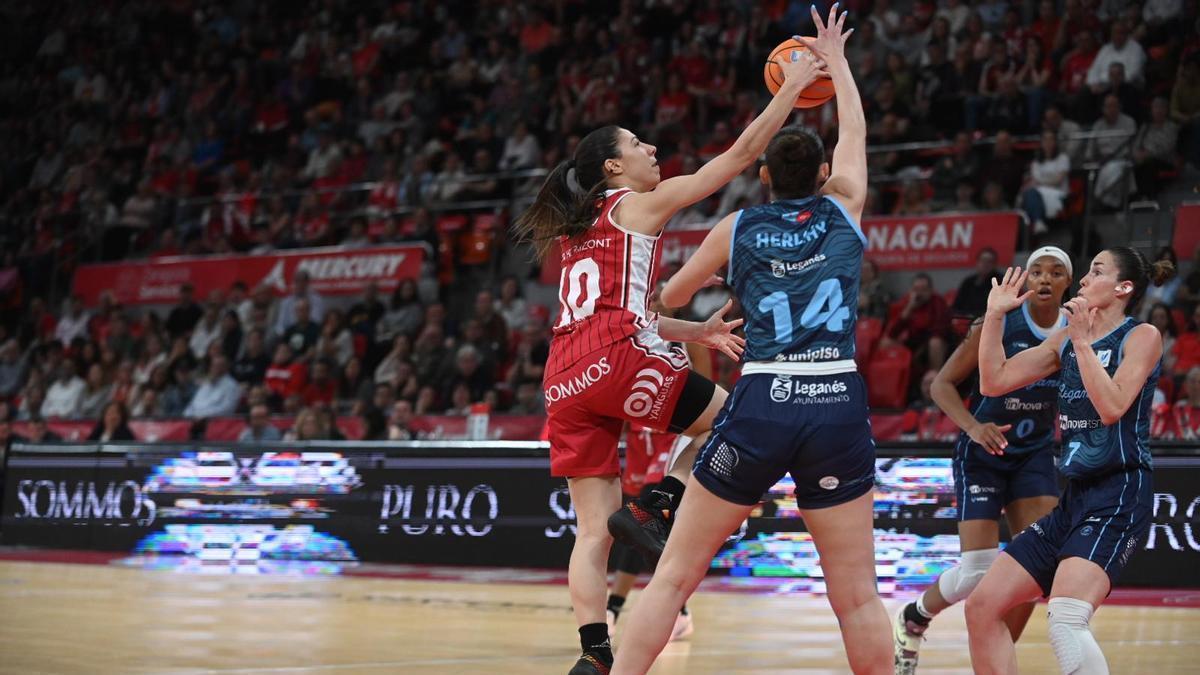Laia Flores encara la canasta durante el duelo ante el Leganés