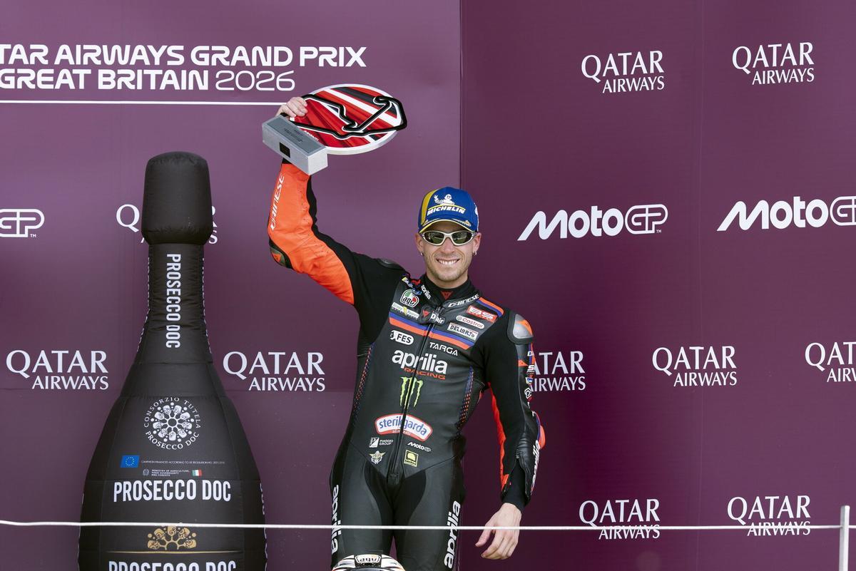 El italiano Marco Bezzecchi, del equipo Aprilia Racing, celebra durante la carrera de MotoGP del Gran Premio de Gran Bretaña de motociclismo en el circuito de Silverstone.