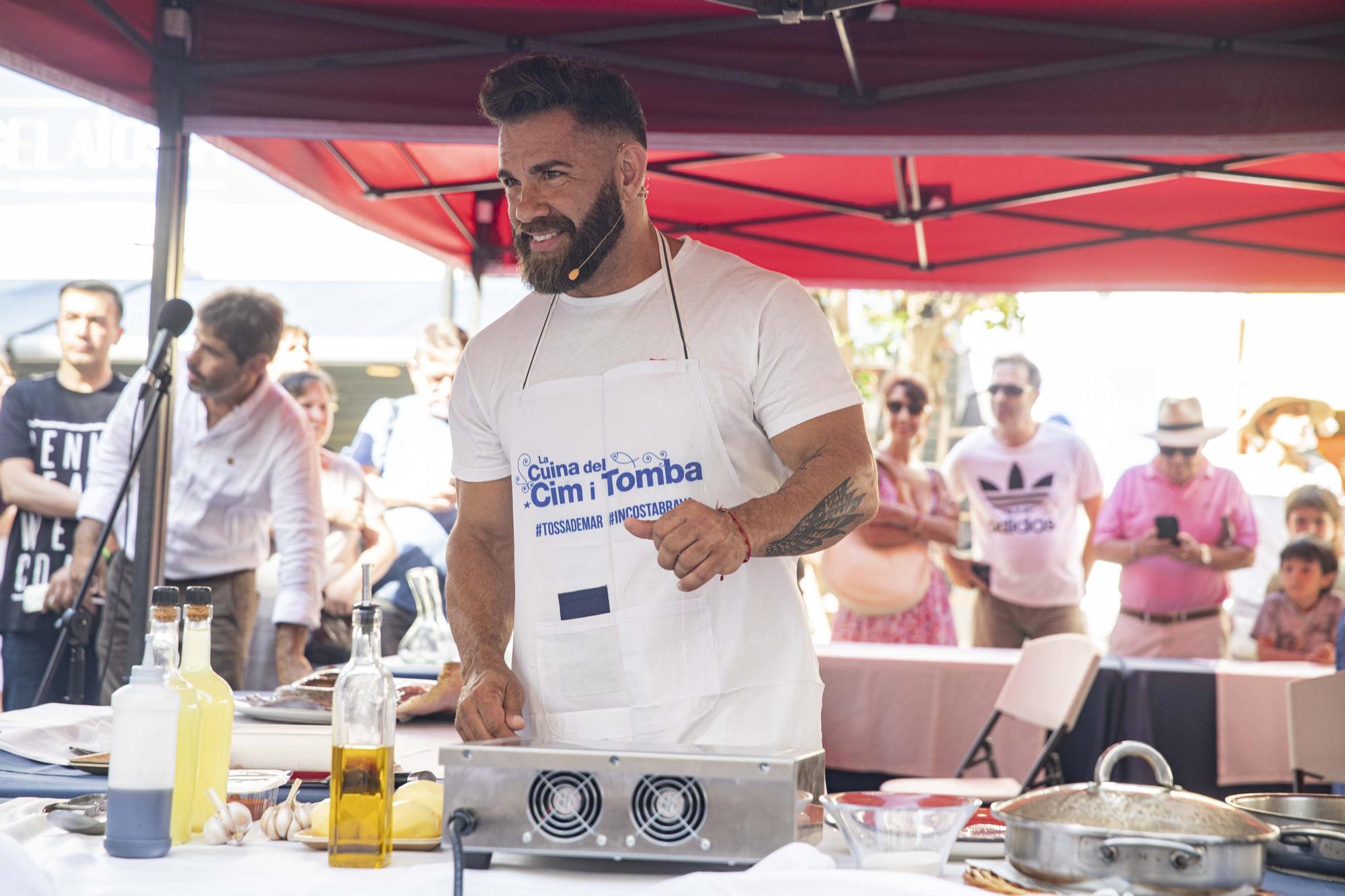 Marc Ribas cuina un "Cim i Tomba", el plat tradicional de Tossa de Mar, enmig del poble