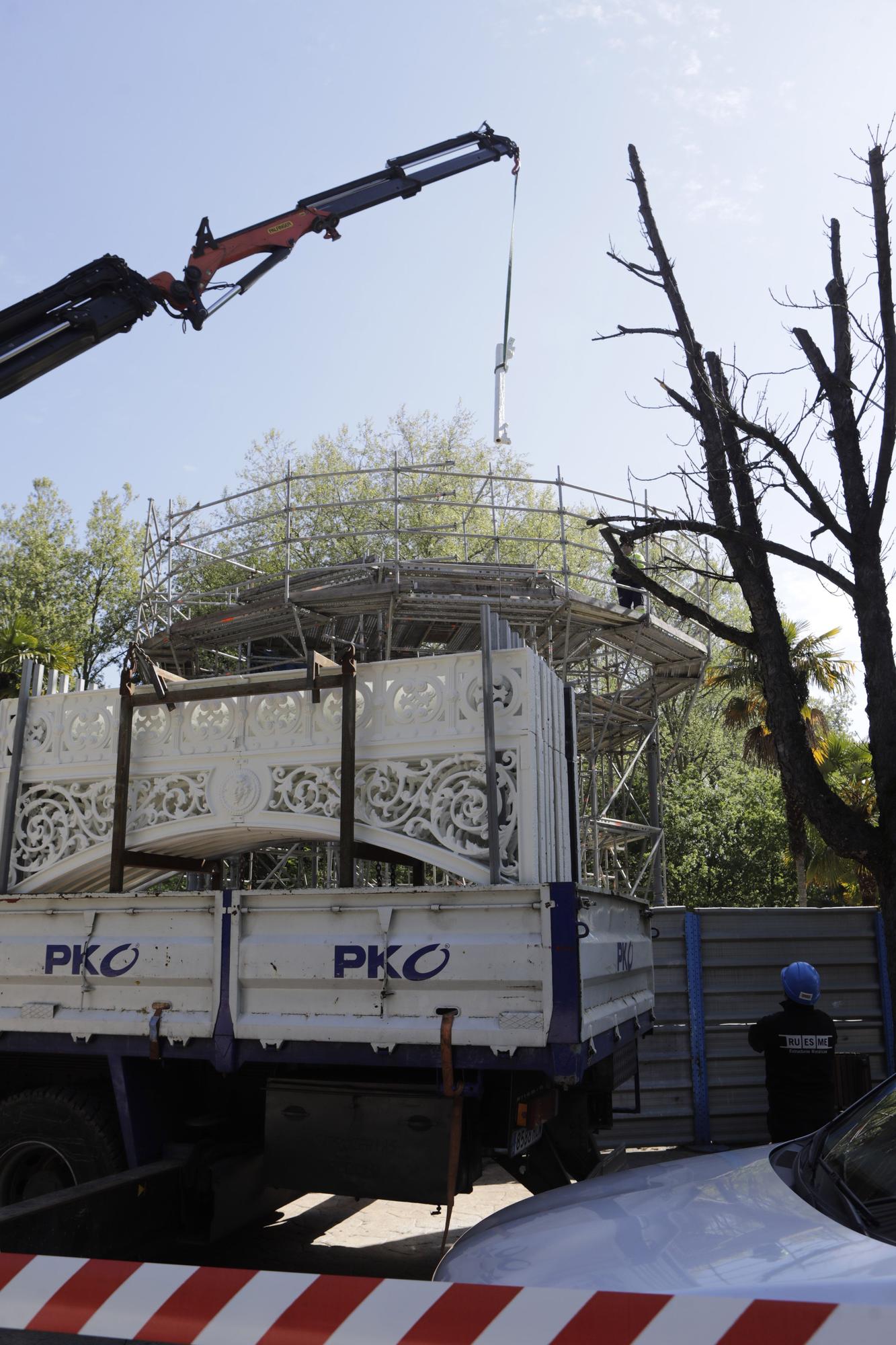 EN IMÁGENES: Comienza el montaje de la estructura del kiosco del Bombé en Oviedo