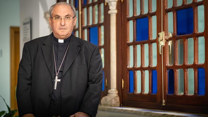 El arzobispo de Mérida-Badajoz asiste a la misa exequial por Benedicto XVI