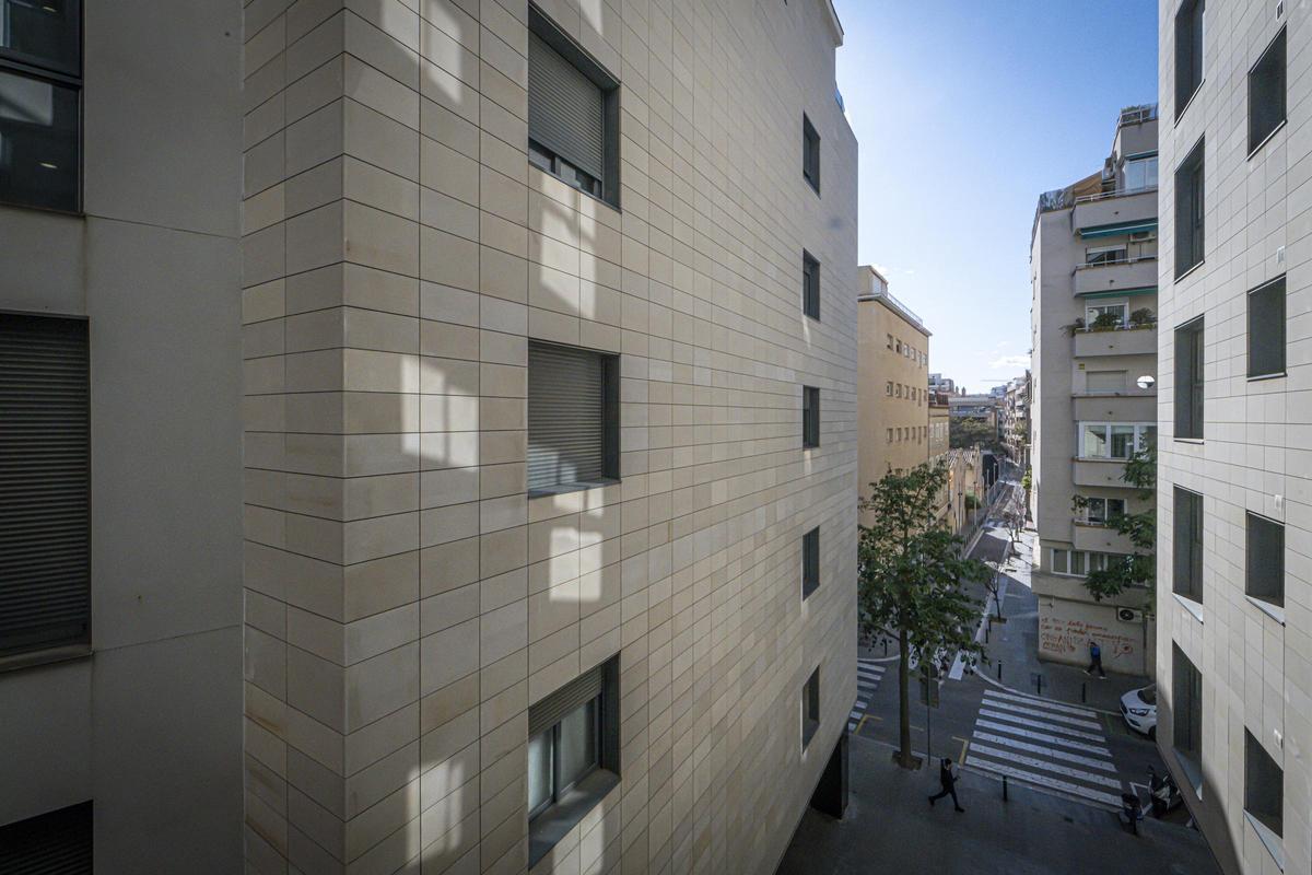 Bloques de pisos en la esquina de Marquès de Sentmentat con Guitard, en Les Corts, construidos por FBEX y que serán inspeccionados por un arquitecto