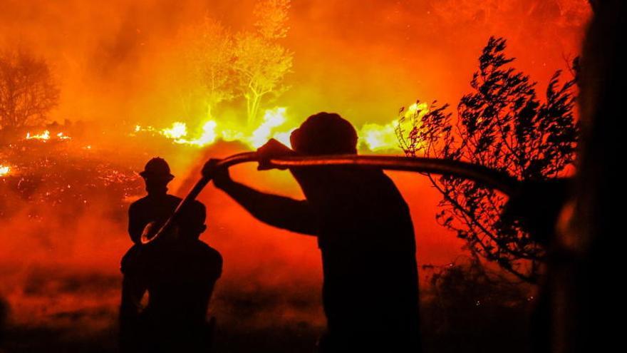 Los bomberos luchan contra las llamas en Silves.