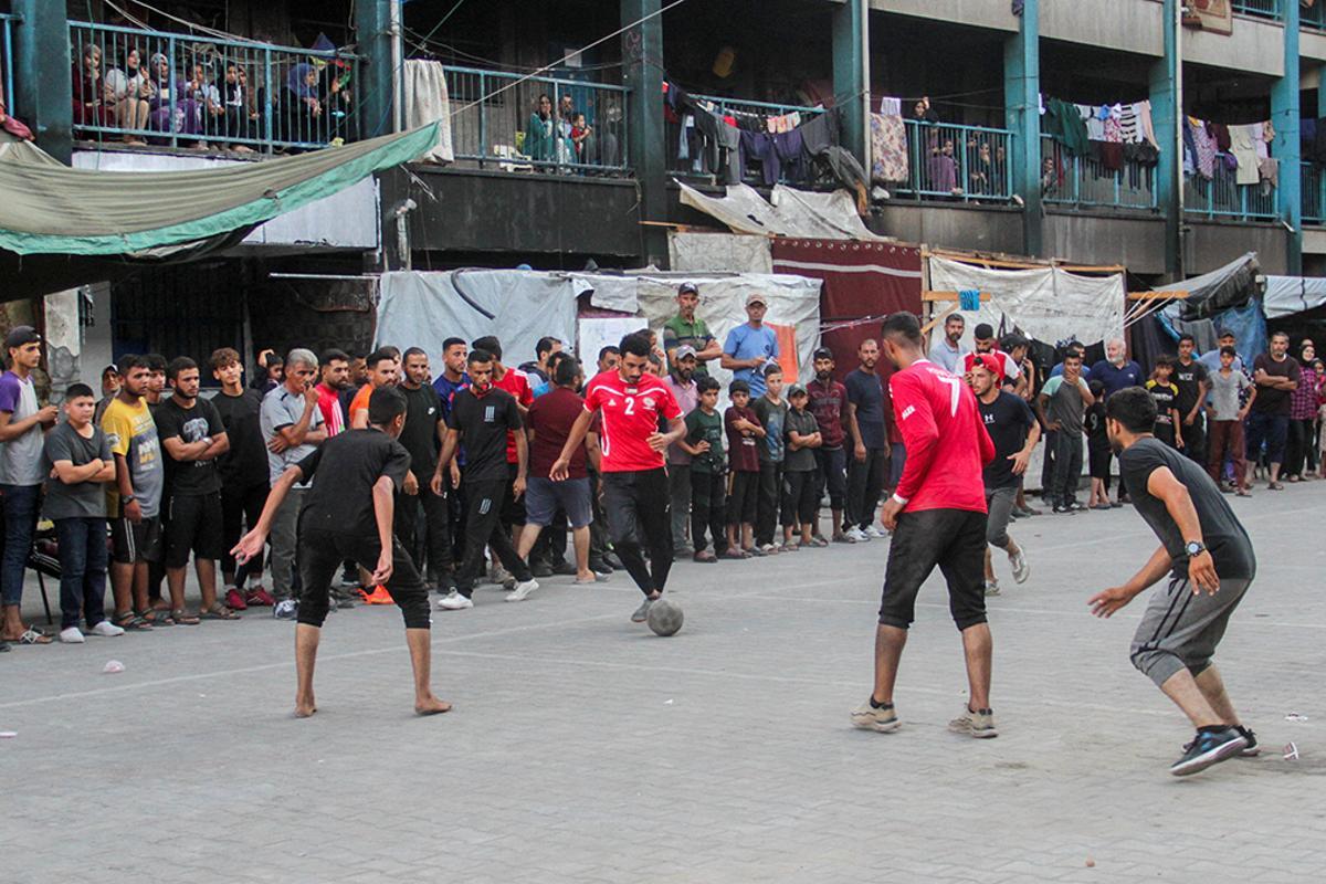 Desplazados de Gaza organizan un torneo de fútbol, en un refugio, previo al inicio de los Juegos Olímpicos