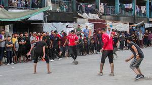 Desplazados de Gaza organizan un torneo de fútbol, en un refugio, previo al inicio de los Juegos Olímpicos