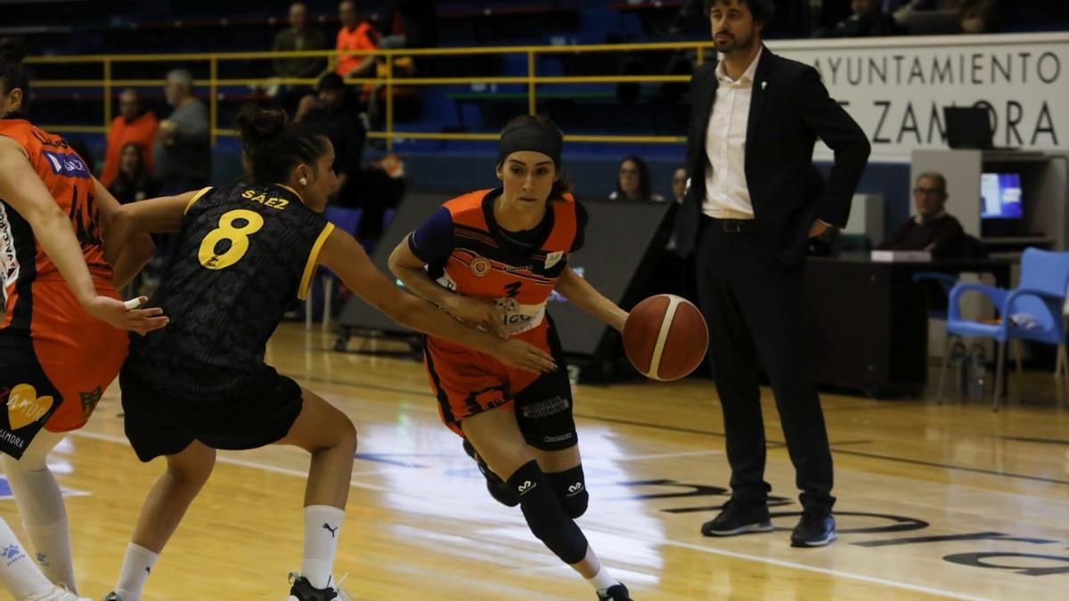 Ángela Vendrell, con el balón