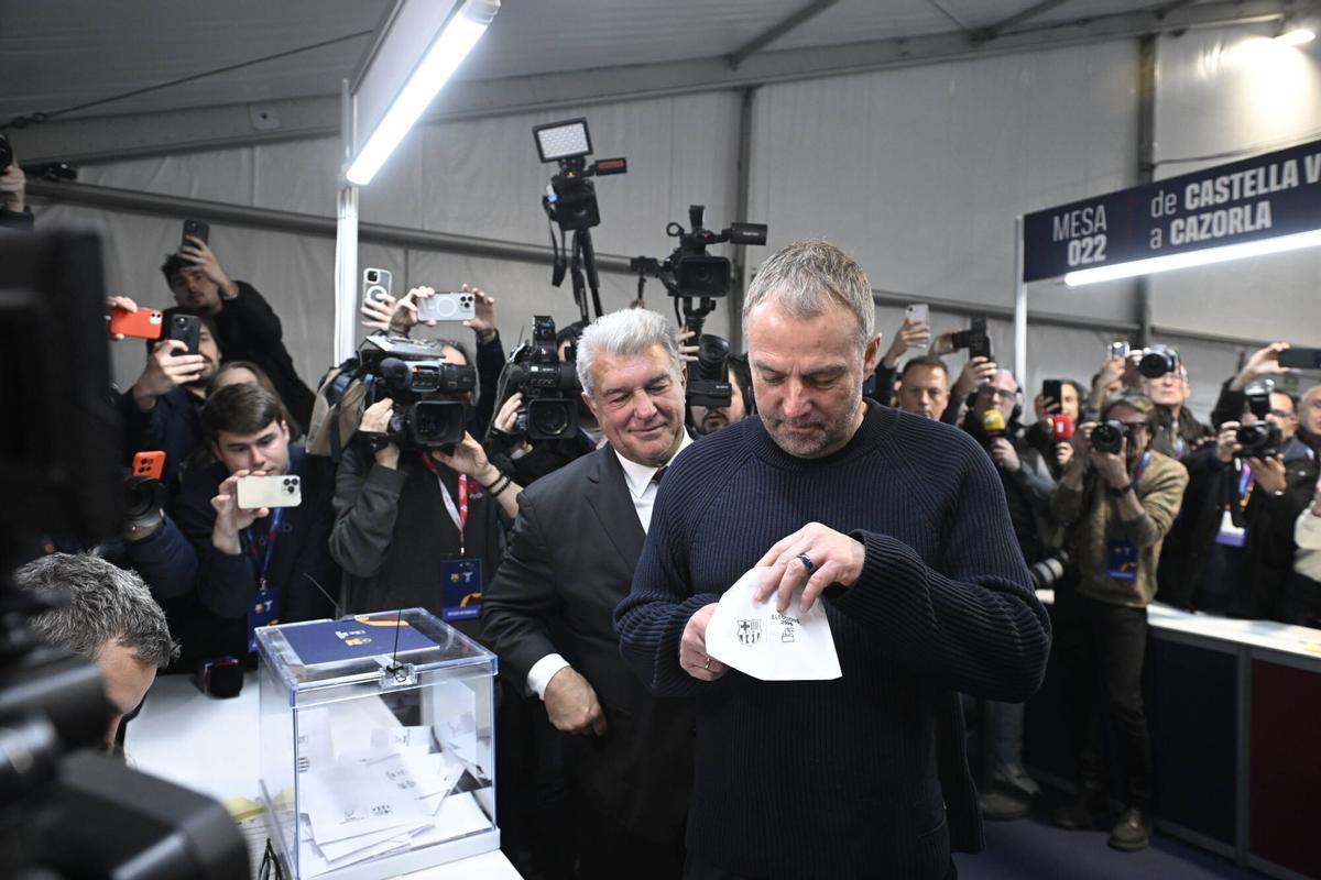 Hansi Flick acompañado por el candidato Joan Laporta ejerce su derecho a votar como socio blaugrana durante la jornada electoral.