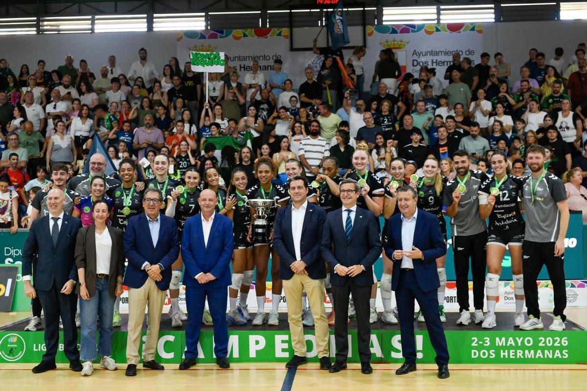 Ricardo Torronteras, tercero derecha en la segunda fila, tras ganar la Superliga femenina de voleibol.