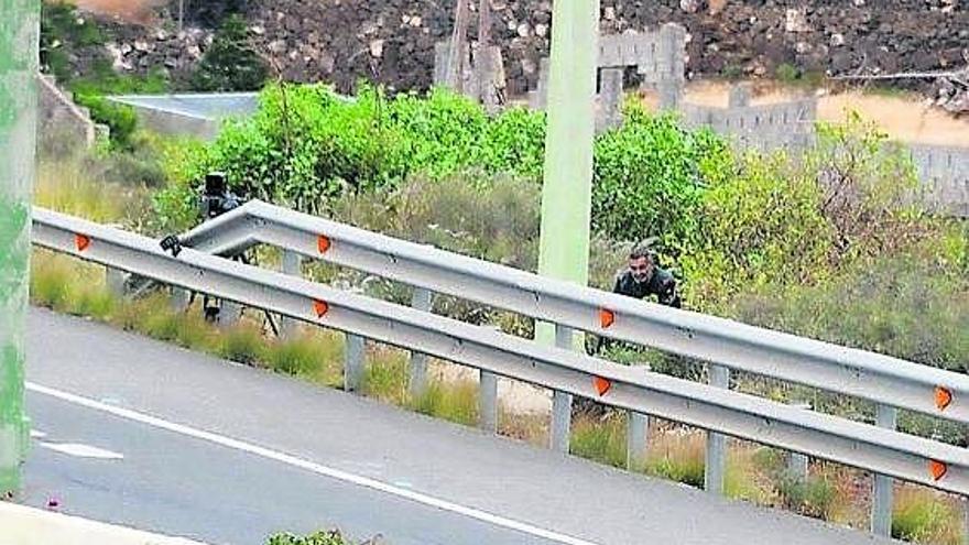 Un agente de la Guardia Civil, con el radar, en un tramo de autovía próximo a Mieres.