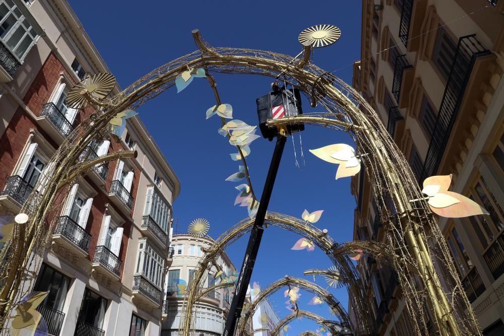 Una vez instalada la estructura los operarios se encargan ahora de colocar los elementos que componen la cúpula luminosa del alumbrado.