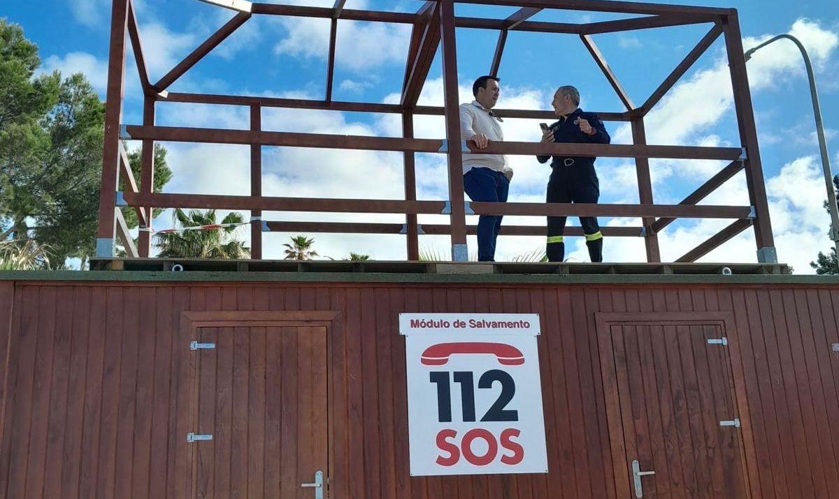 Nicolau y Pol en el módulo de primeros auxilios instalado en la playa de Sant Elm.