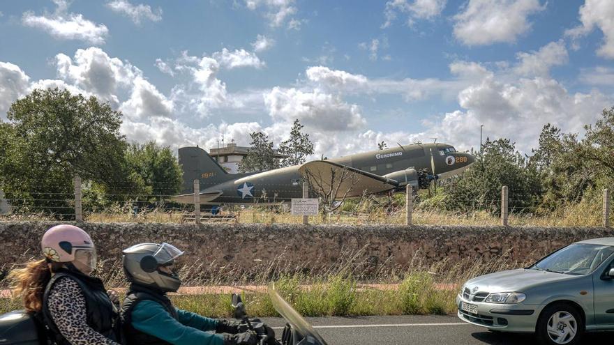 Un histórico avión de la Segunda Guerra Mundial abandonado en Mallorca se exhibe tras ser restaurado: "Es un orgullo"