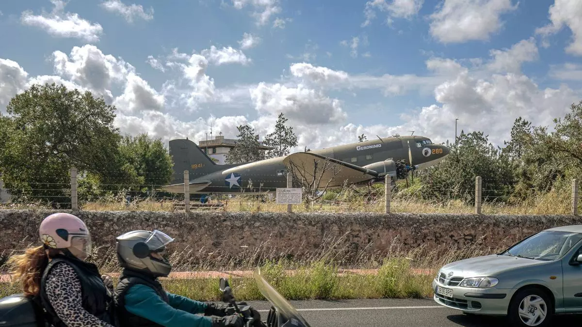 La segunda vida de un avión DC-3 de la Segunda Guerra Mundial abandonado en un aeropuerto de Mallorca: "Es un orgullo tenerlo"