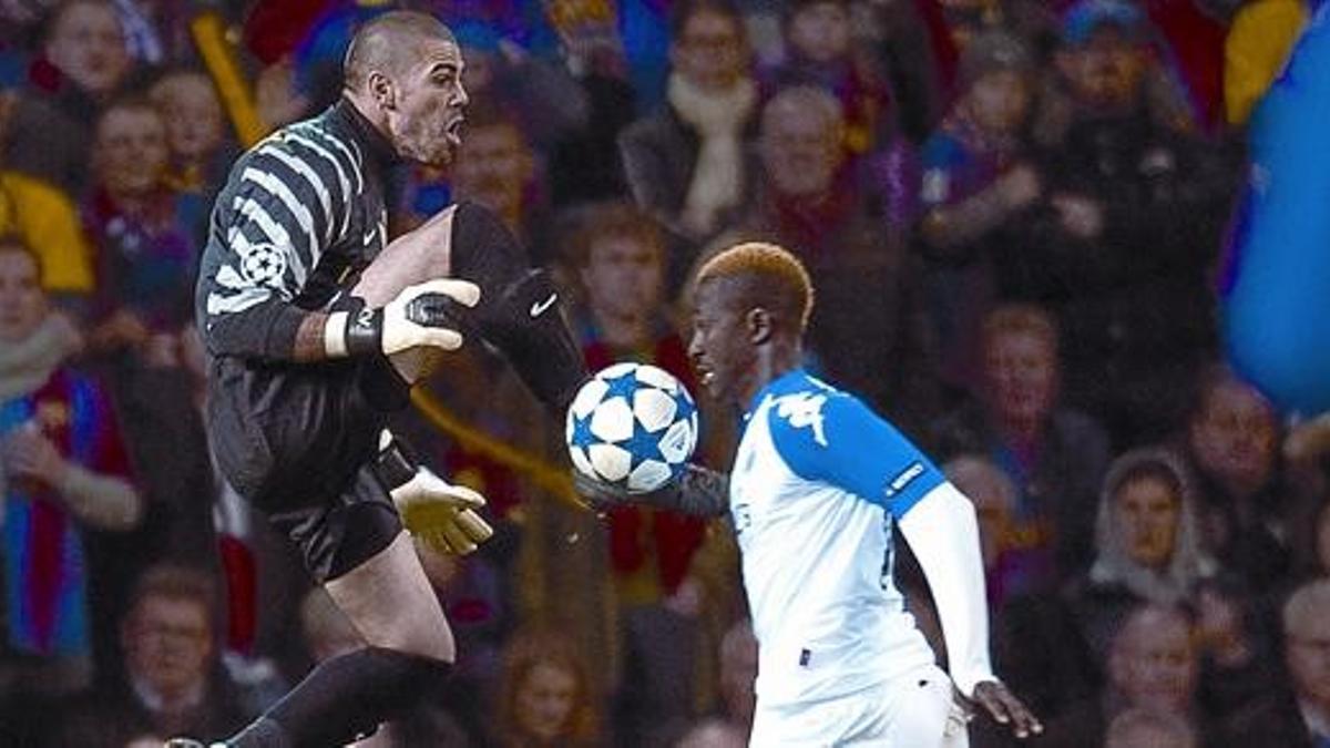 Valdés vuela para despejar un balón antes de chocar con Ndoye, al que dejó conmocionado.