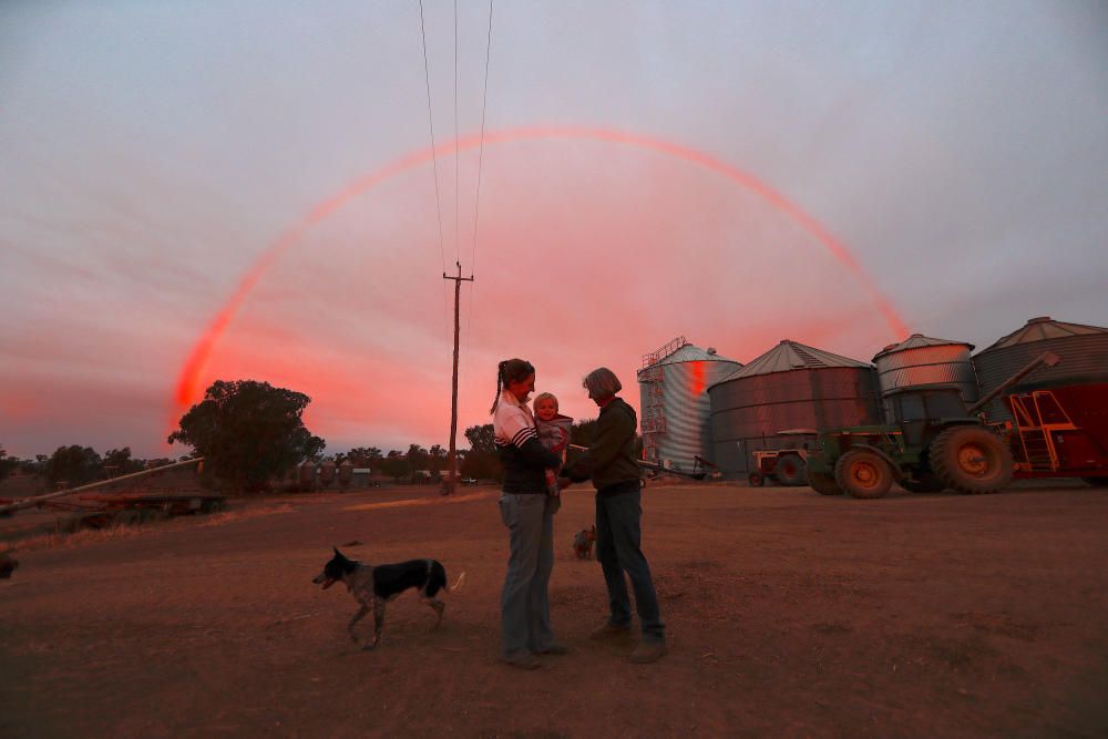 Margo, habla con su hija y su nieta Abbey mientras se forma un arco al atardecer en Australia