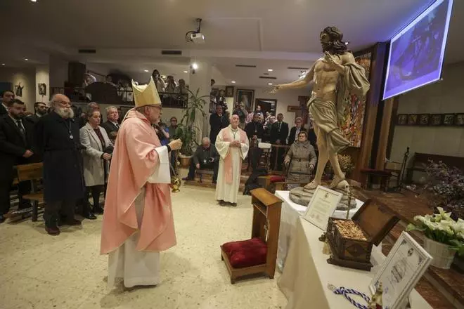 En imágenes | Sanz Montes bendice el Cristo de la cofradía del barrio de Teatinos