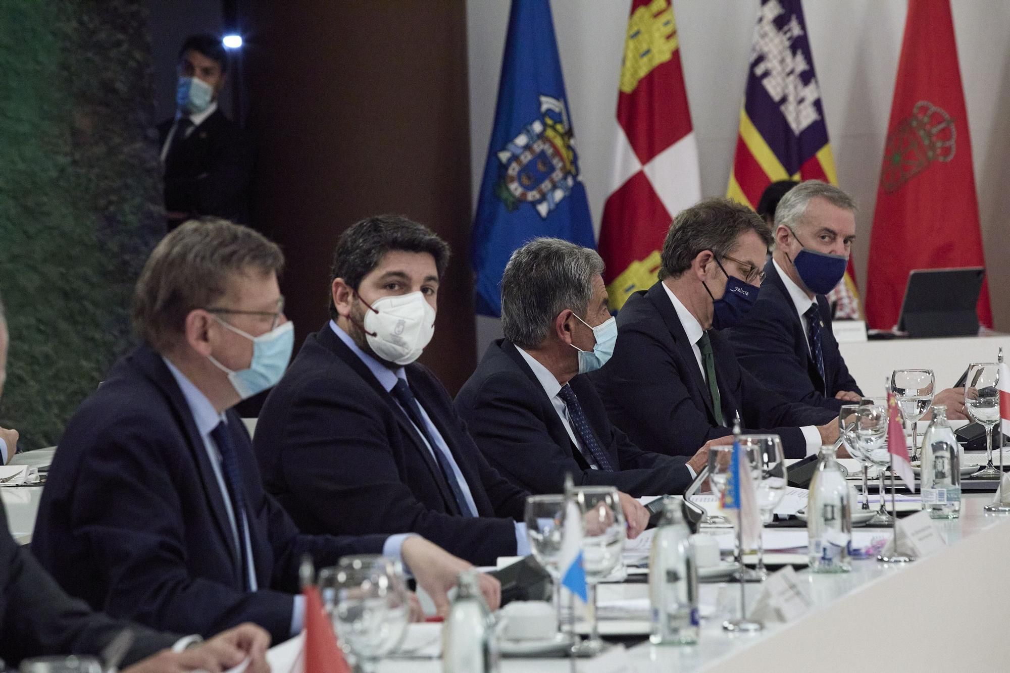 (I-D) El presidente de la Comunidad Valenciana, Ximo Puig; el presidente de la región de Murcia, Fernando López Miras; el presidente de Cantabria, Miguel Ángel Revilla; el presidente de la Xunta, Alberto Núñez Feijóo, y el lehendakari, Íñigo Urkullu.