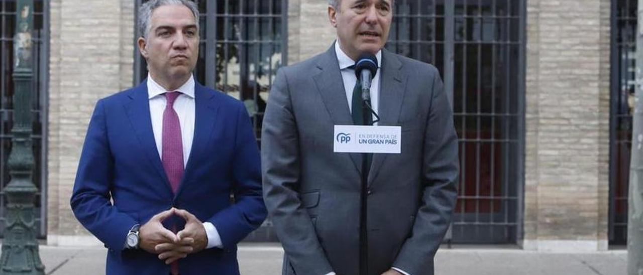 Jorge Azcón y Elías Bendodo han comparecido a las puertas del Pignatelli, sede del Gobierno de Aragón.