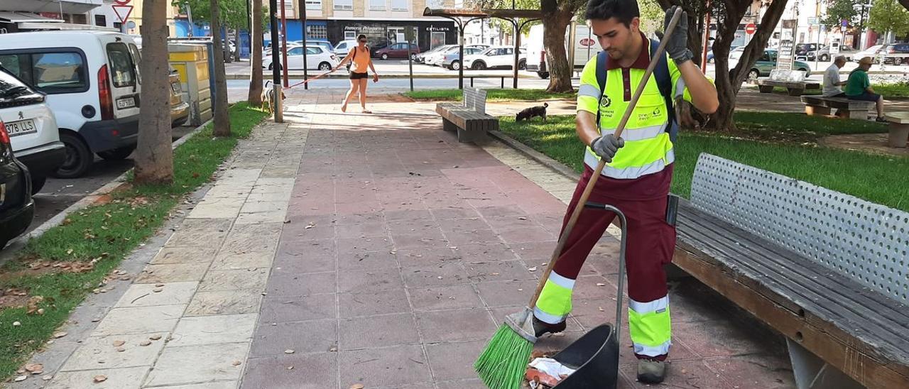 Imagen de uno de los operarios de Cespa-Urbaser, ayer, acometiendo labores de limpieza en la plaza del Llaurador.