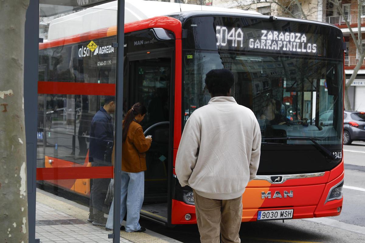 Viajeros subiendo al bus de la línea 604A, Zaragoza-Garrapinillos.