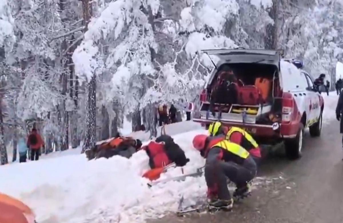 Rescatada una mujer de 41 años tras sufrir un accidente con un trineo en el puerto de Navacerrada.