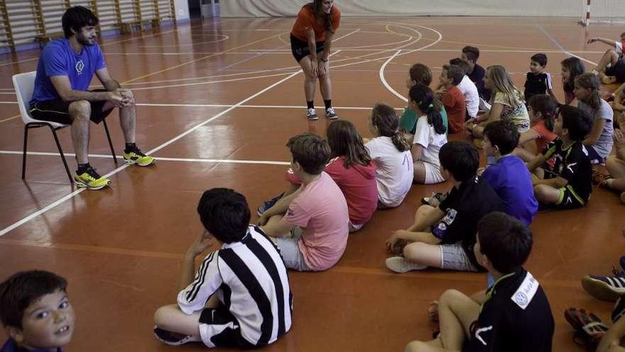Raúl Entrerríos visita el campus de balonmano
