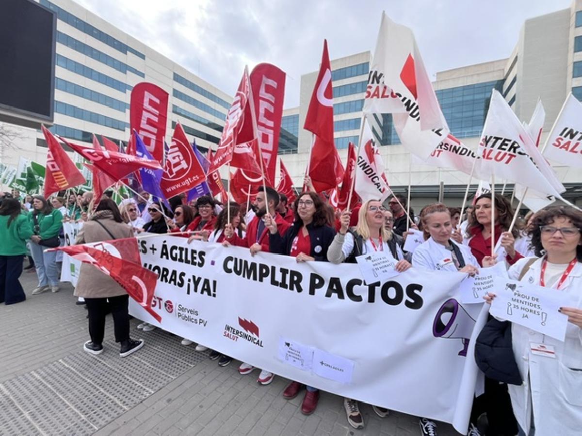 Cuatro sindicatos sanitarios protestan frente al hospital la Fe.