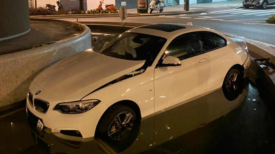 Un coche en la rotonda de Rosalía de Castro de Vigo