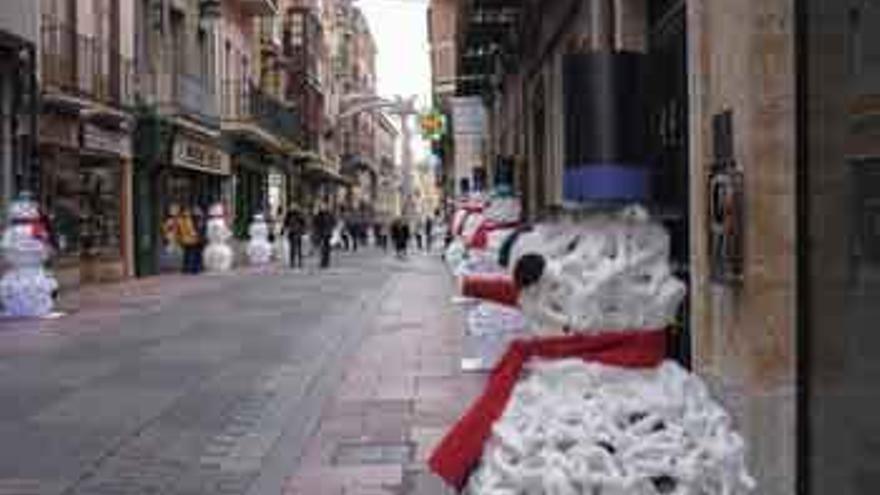 Muñecos de nieve decoran los comercios en el centro.