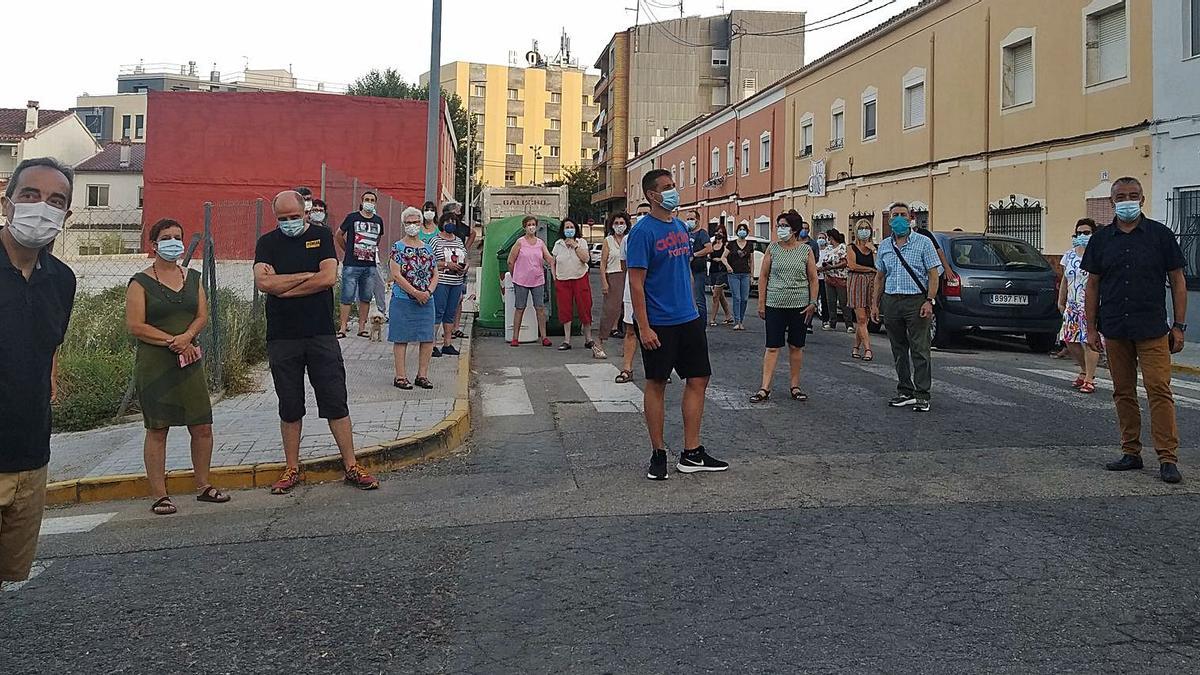 Protesta de vecinos de Cocentaina contra la instalación de una gasolinera en el casco urbano, el pasado verano.