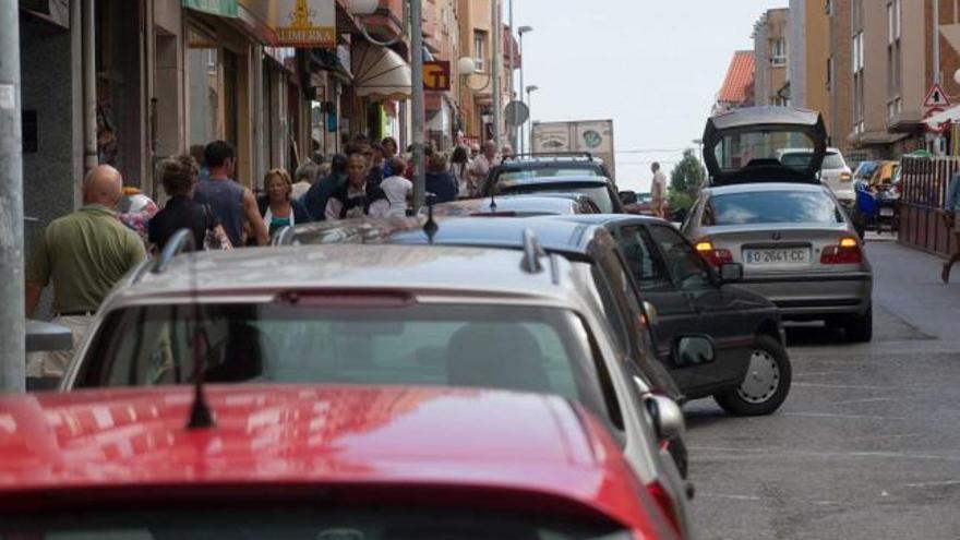 Una hilera de coches aparcados en la calle Hermanos González Blanco de Luanco durante el pasado verano.