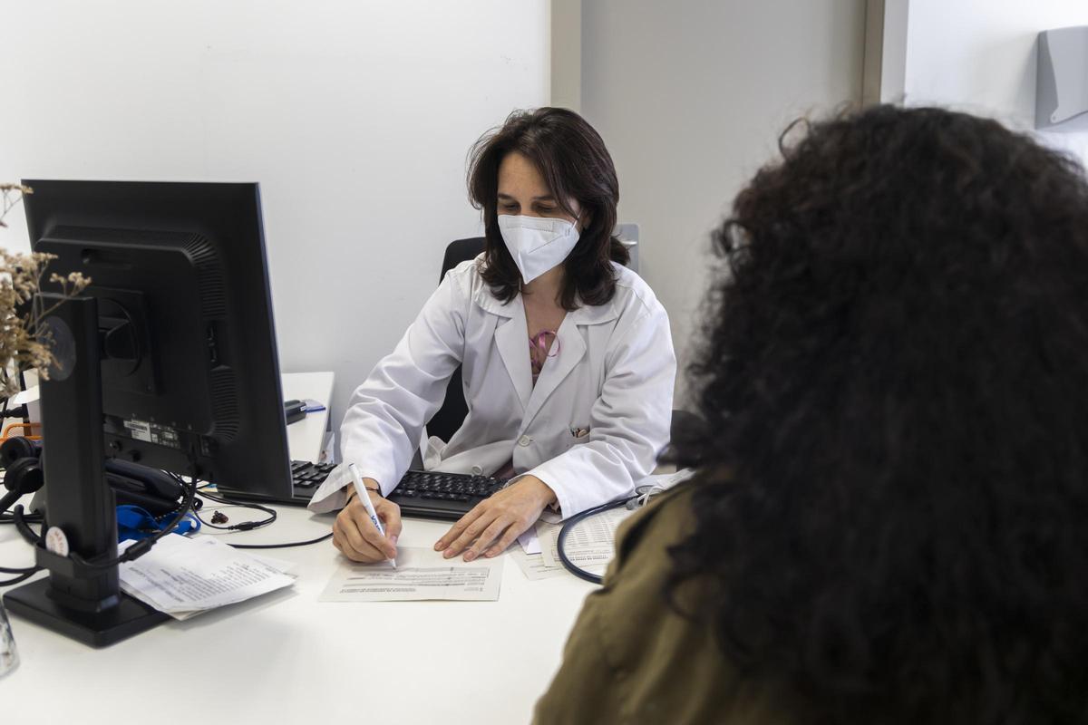 Una médico de familia atiende a una paciente en un centro de salud de València.