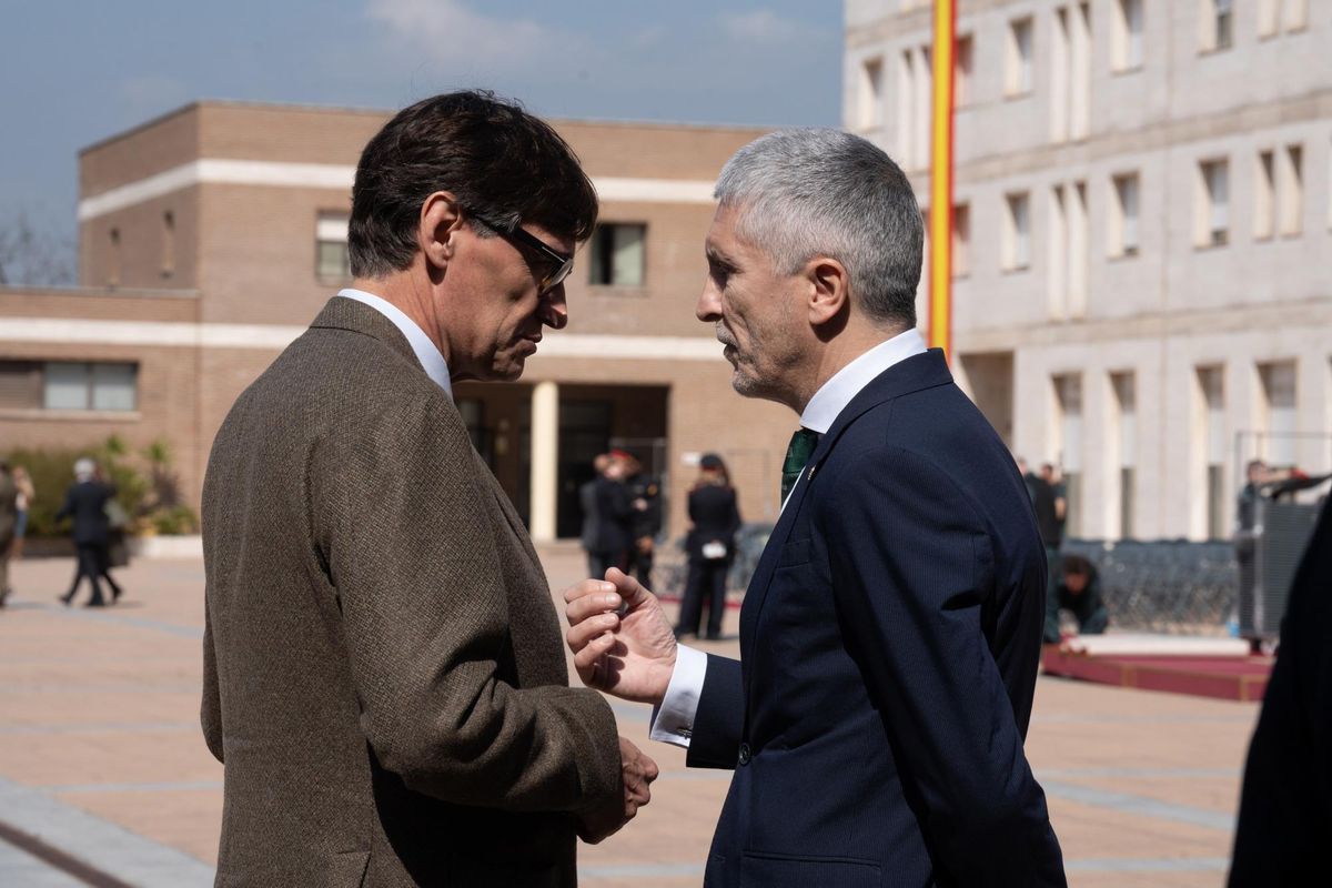 El president de la Generalitat, Salvador Illa, habla con el ministro del Interior, Fernando Grande-Marlaska, en el acto de toma de posesión del jefe de la Guardia Civil en Catalunya, en marzo pasado.